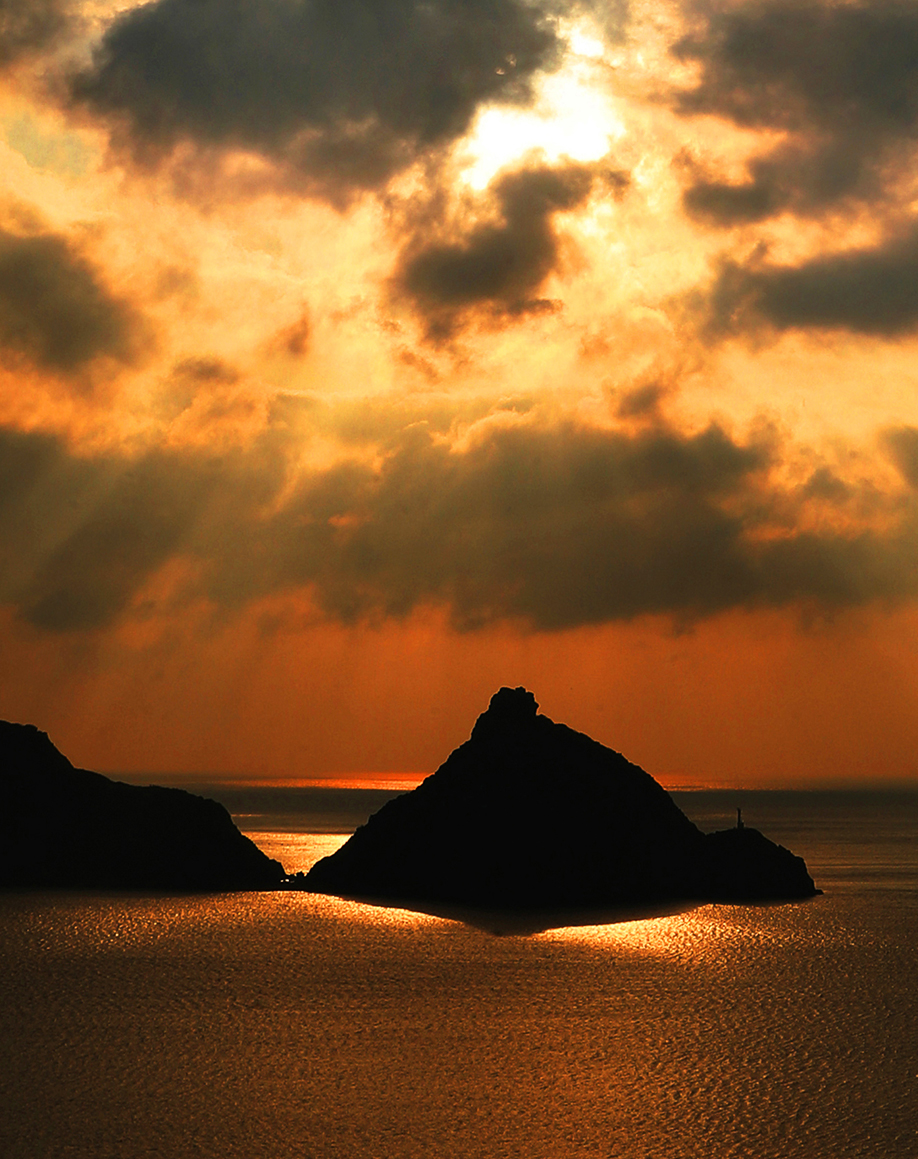 奇岩に注ぐ五島の夕日