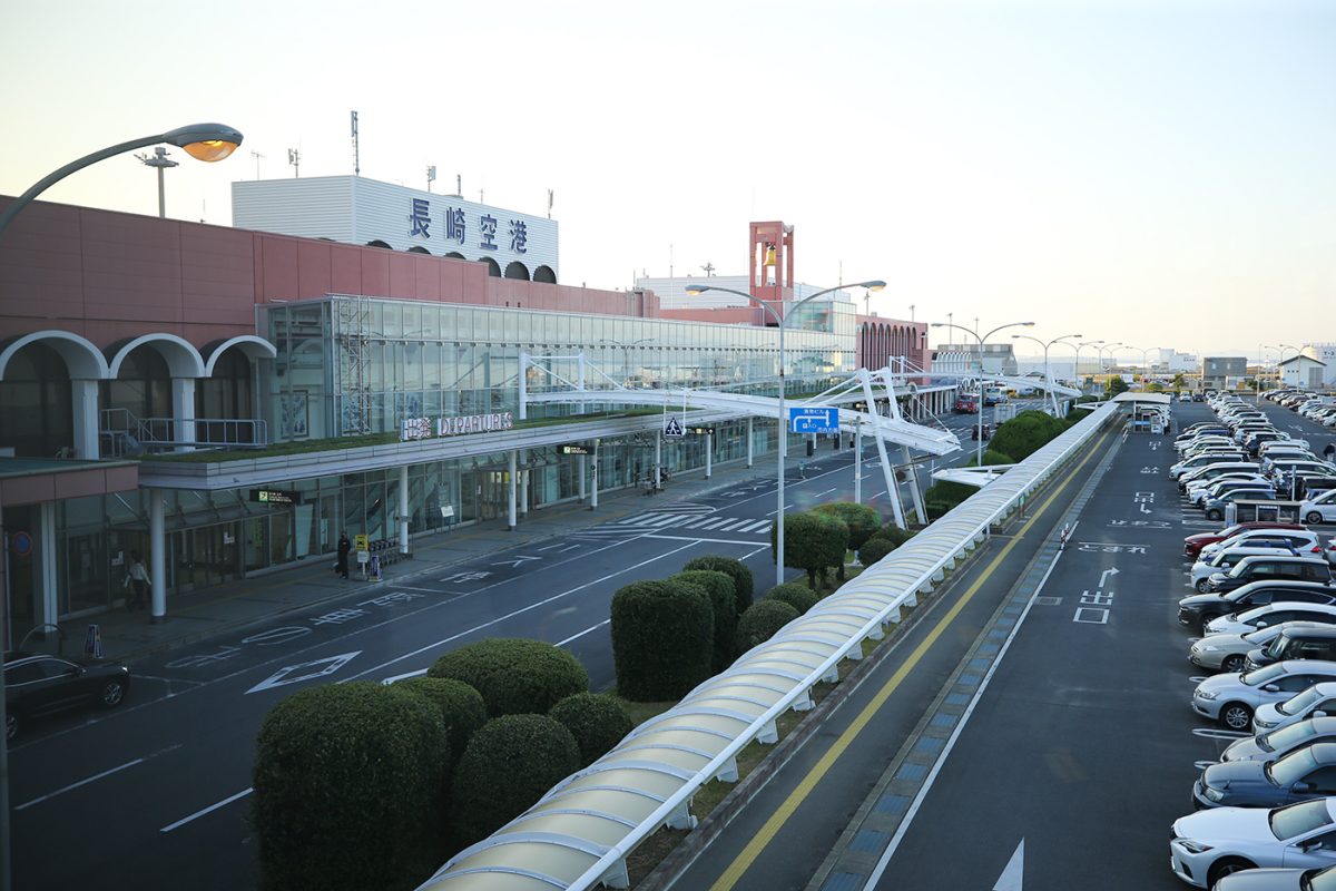 長崎空港ターミナルビルと駐車場