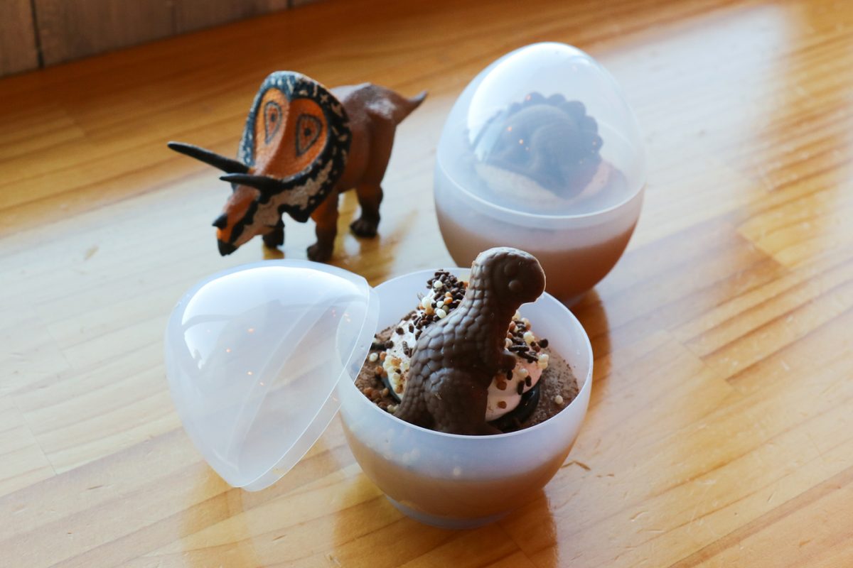 子どもたちに人気の「恐竜の卵　チョコムース」