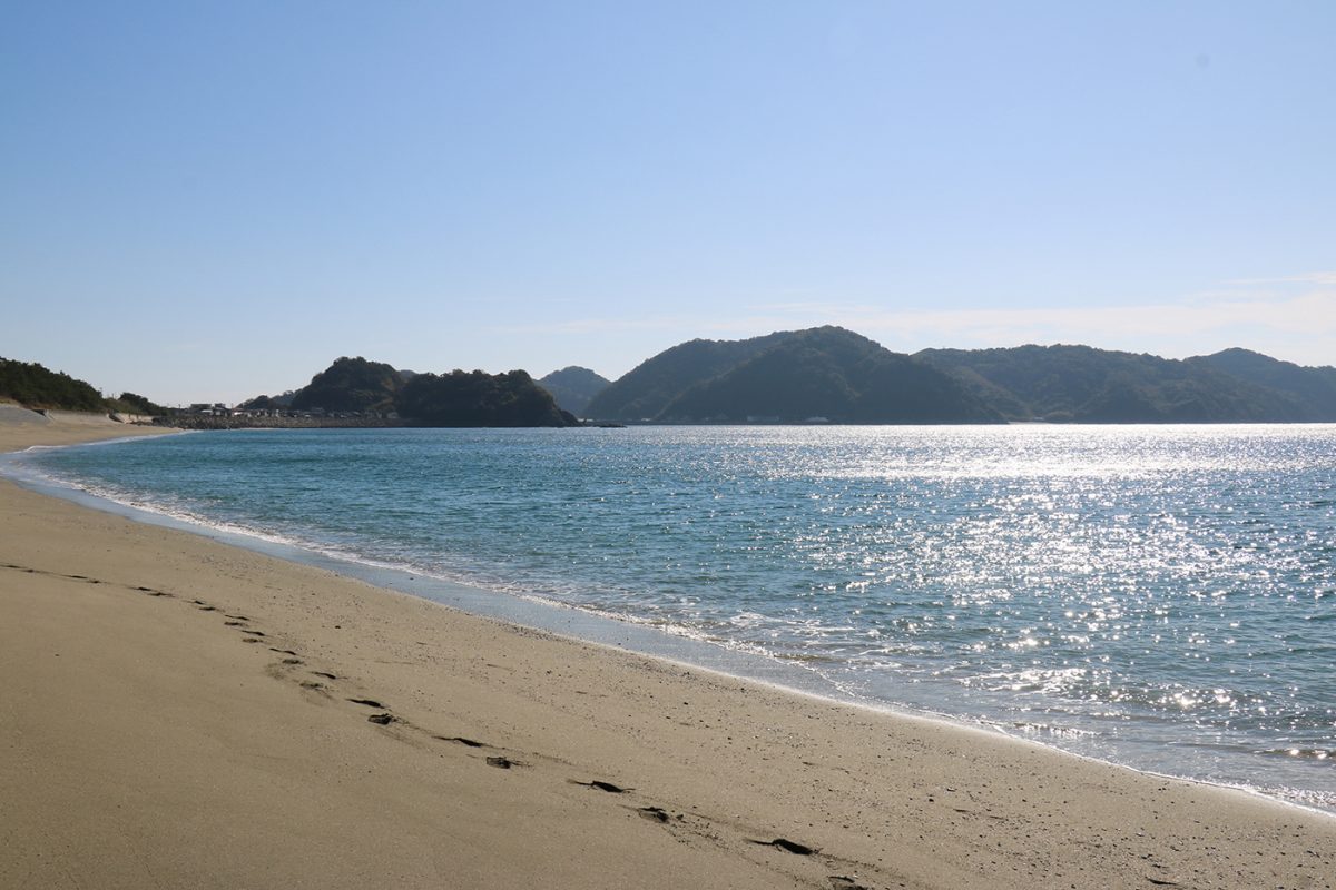 美しい砂浜が続く「脇岬海水浴場」