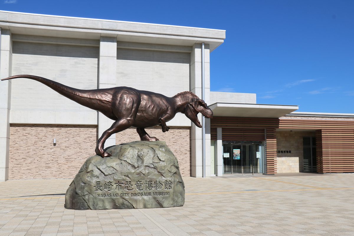 「長崎市恐竜博物館」入り口では、迫力ある恐竜のオブジェがお出迎え
