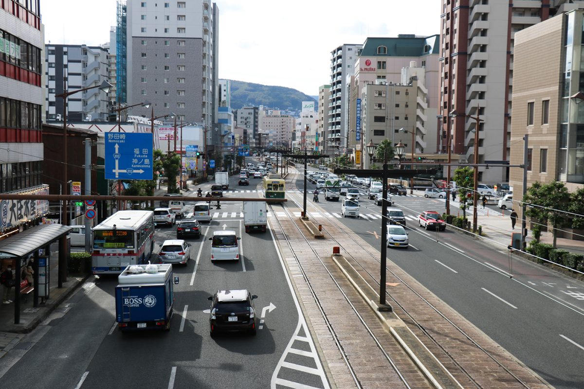 JR長崎駅前付近の国道202号の様子。交通量が多いのでご注意を