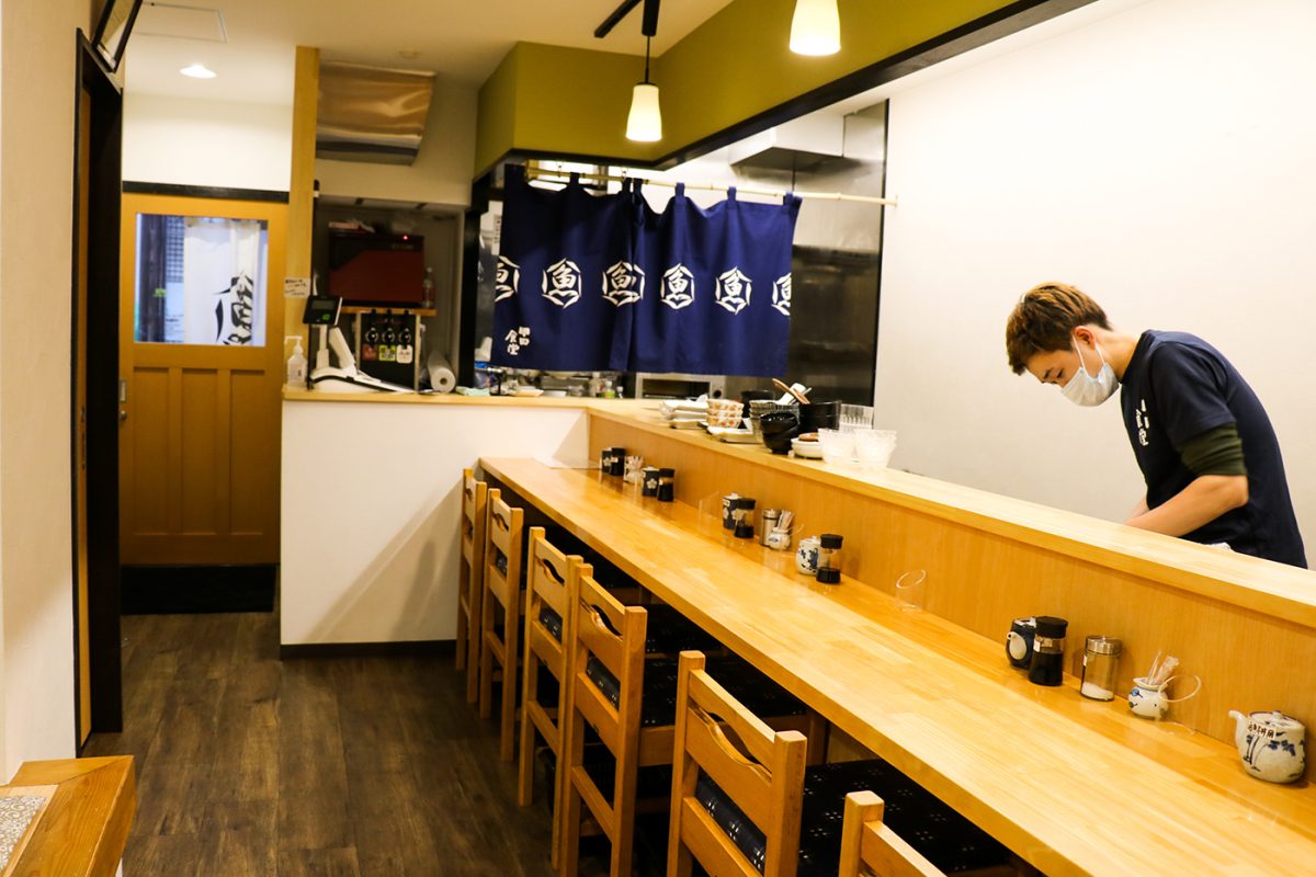 甲田食堂はおひとりさまでも利用しやすい８席のカウンターが中心