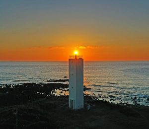 五島の三井楽長崎鼻灯台に夕日が重なった