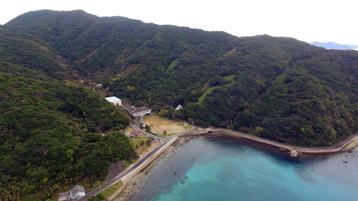 海沿いの狭い谷あいに形成された「奈留島の江上集落」