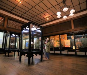 貴重な文献などを収蔵している松浦史料博物館（平戸市鏡川町）