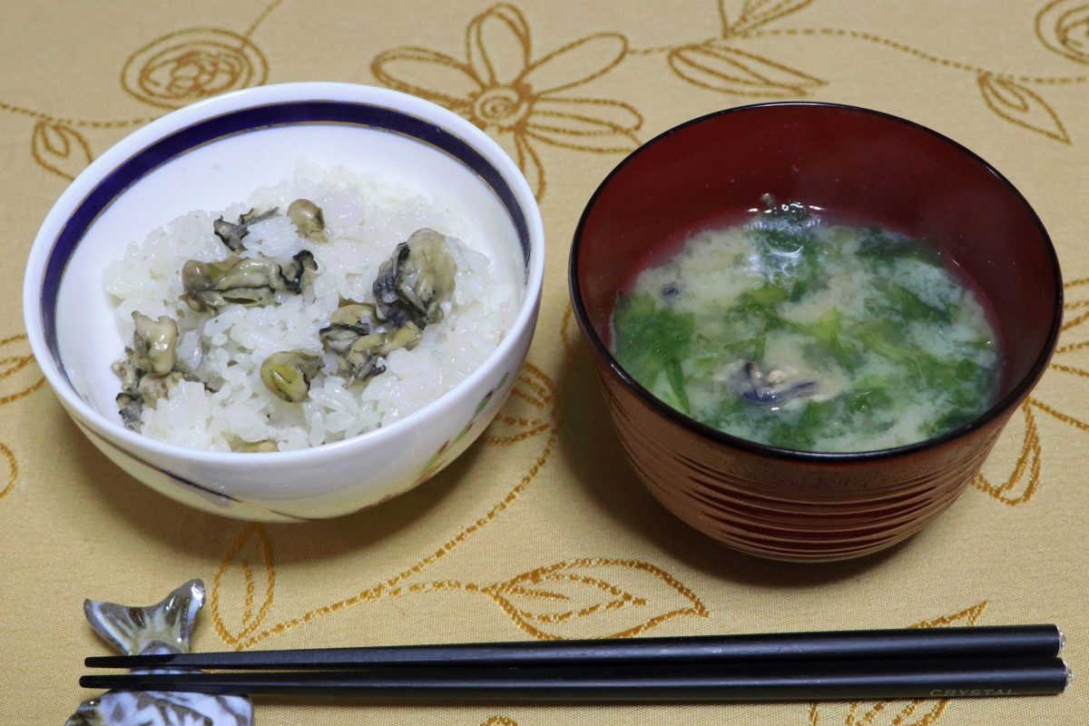 磯ガキの炊き込みご飯（左）、磯ガキとアオサのみそ汁