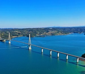 長崎・佐賀両県をつなぐ「鷹島肥前大橋」は住民が長年待ち望んだ夢の架け橋＝松浦市鷹島町側から望む