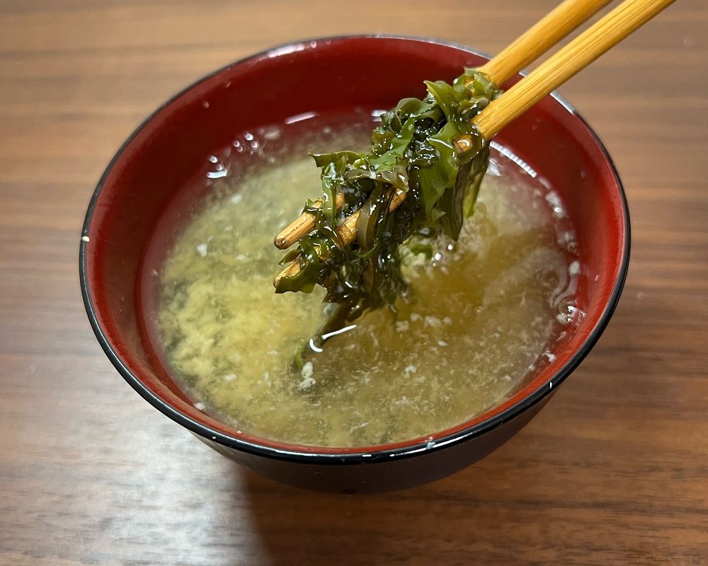 独特のとろみがあり、磯の香り漂うカジメのみそ汁。磯焼けで、対馬ではほとんど採れなくなっている