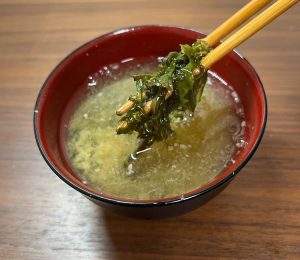 独特のとろみがあり、磯の香り漂うカジメのみそ汁。磯焼けで、対馬ではほとんど採れなくなっている